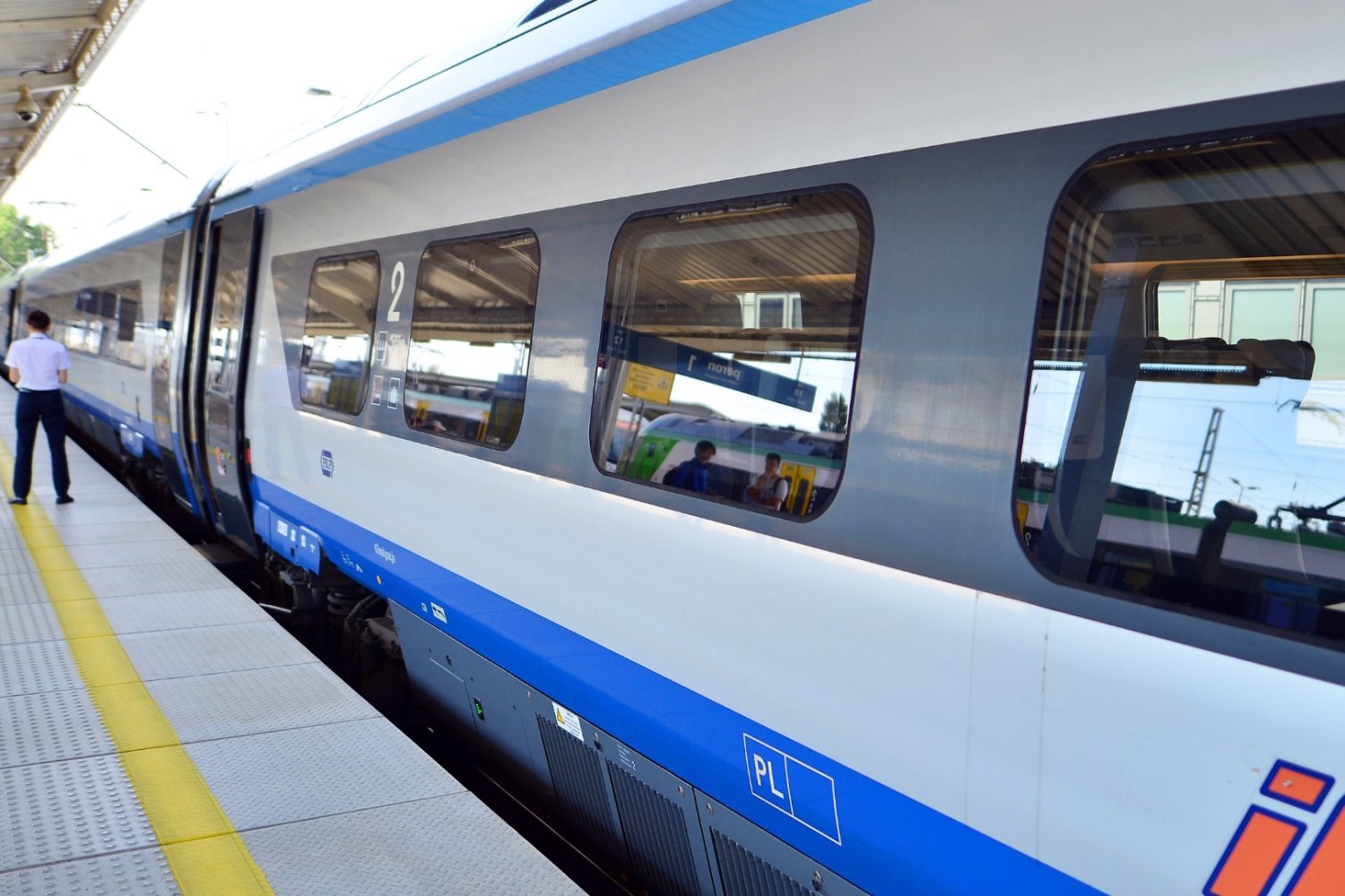 PKP Intercity ruszyło z wielką promocją. Wiemy, o ile taniej kupisz bilety Pociąg PKP Intercity na peronie.