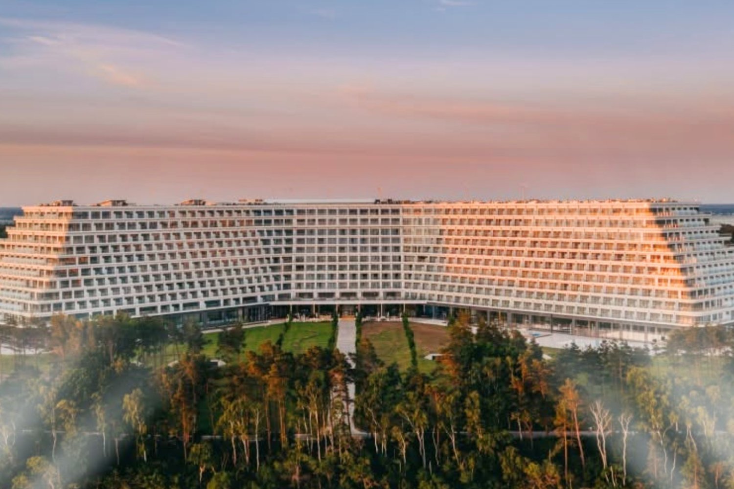 Hotel Gołębiewski w Pobierowie w pełnej okazałości.