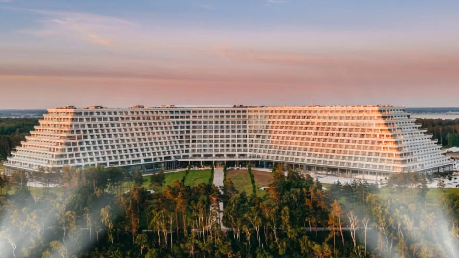 Hotel Gołębiewski w Pobierowie w pełnej okazałości.