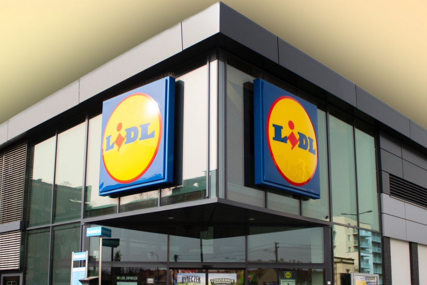 Lidl oferuje dodatkowe pieniądze za butelki. Mało kto wie o specjalnej akcji Budynek sklepu Lidl.