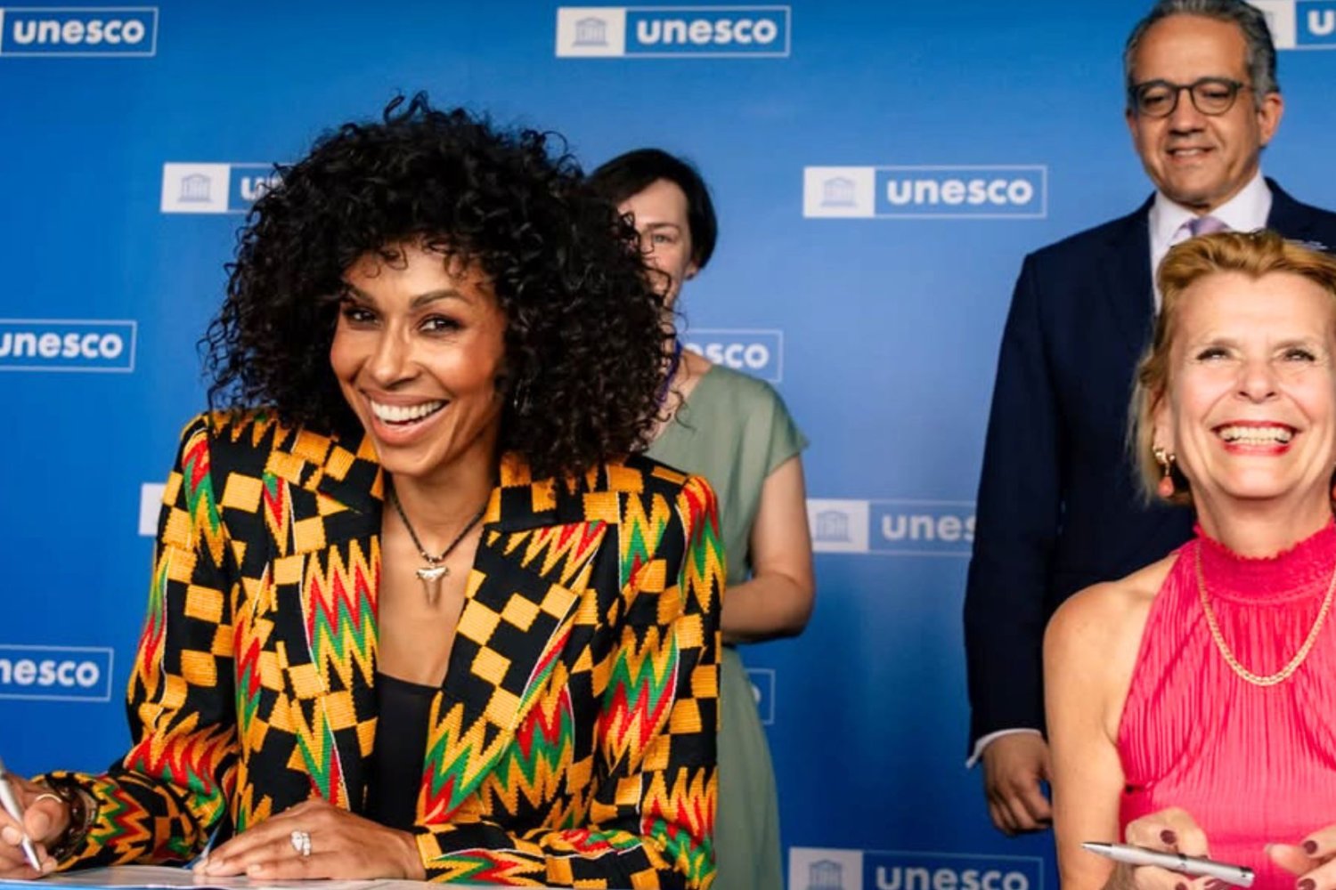 Omenaa Mensah, która podpisuje umowę, współpracę z UNESCO.