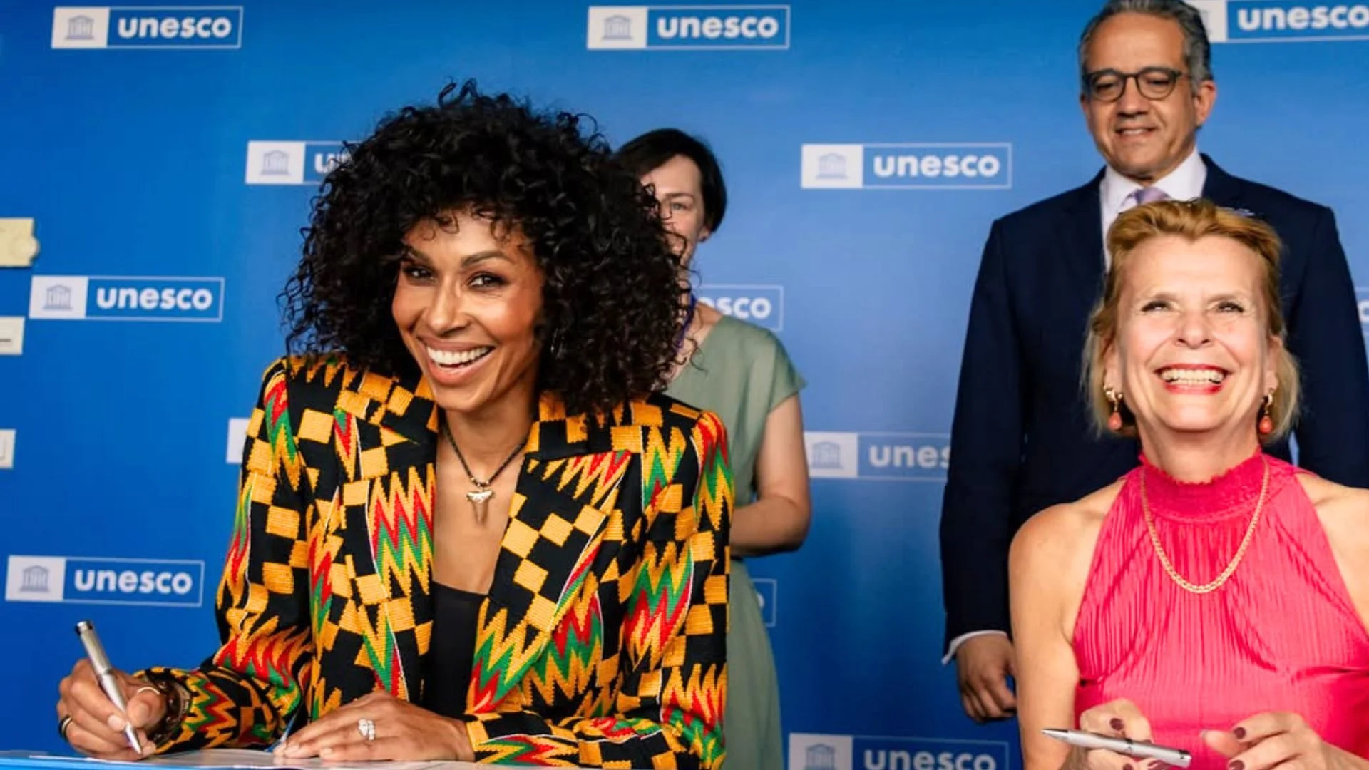 Omenaa Mensah, która podpisuje umowę, współpracę z UNESCO.