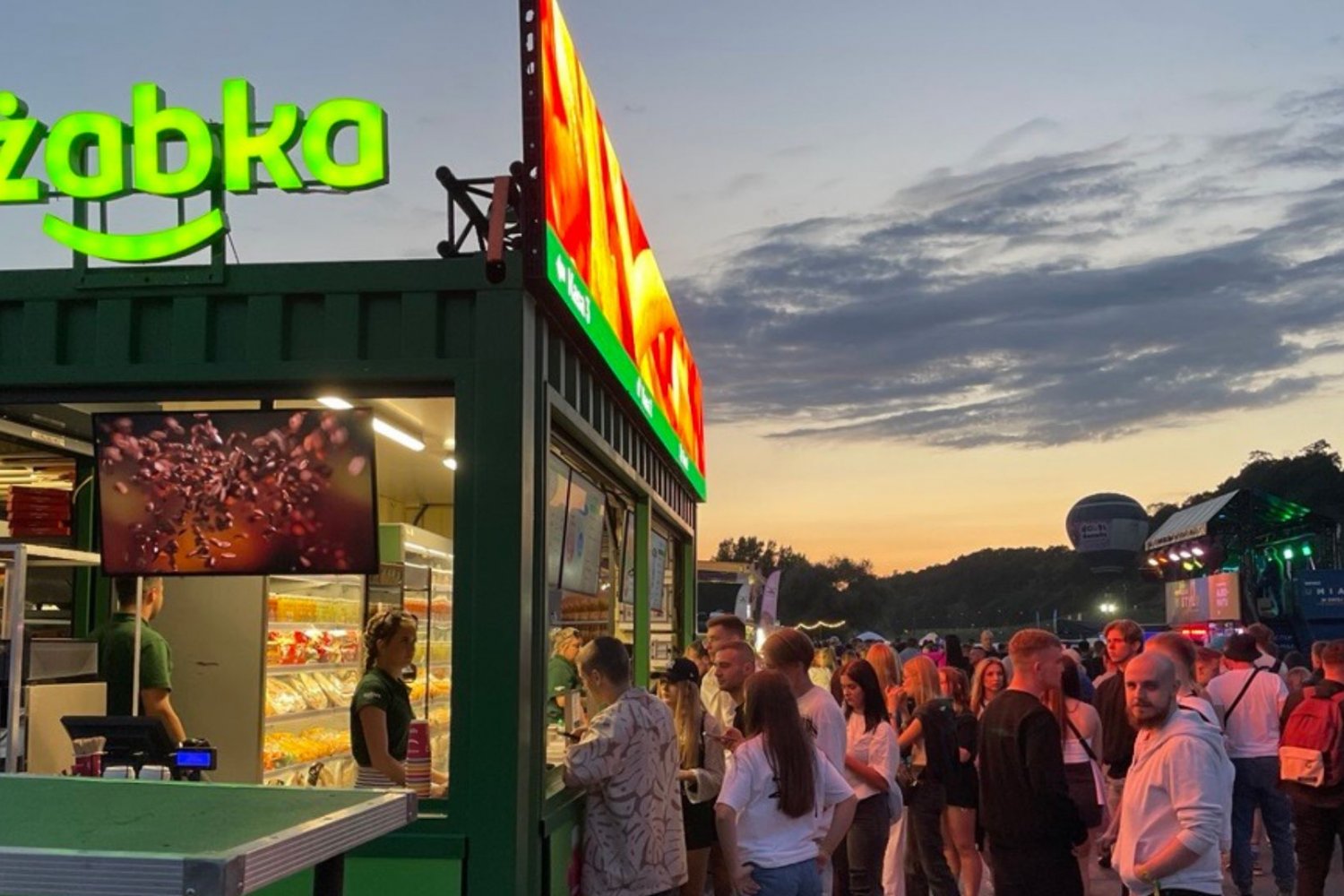 Żabka, ludzie w kolejce na festiwalu.