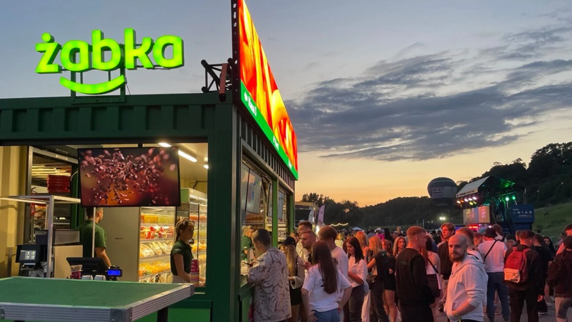 Żabka rusza w trasę koncertową. Odpala mobilne sklepy na festiwalach