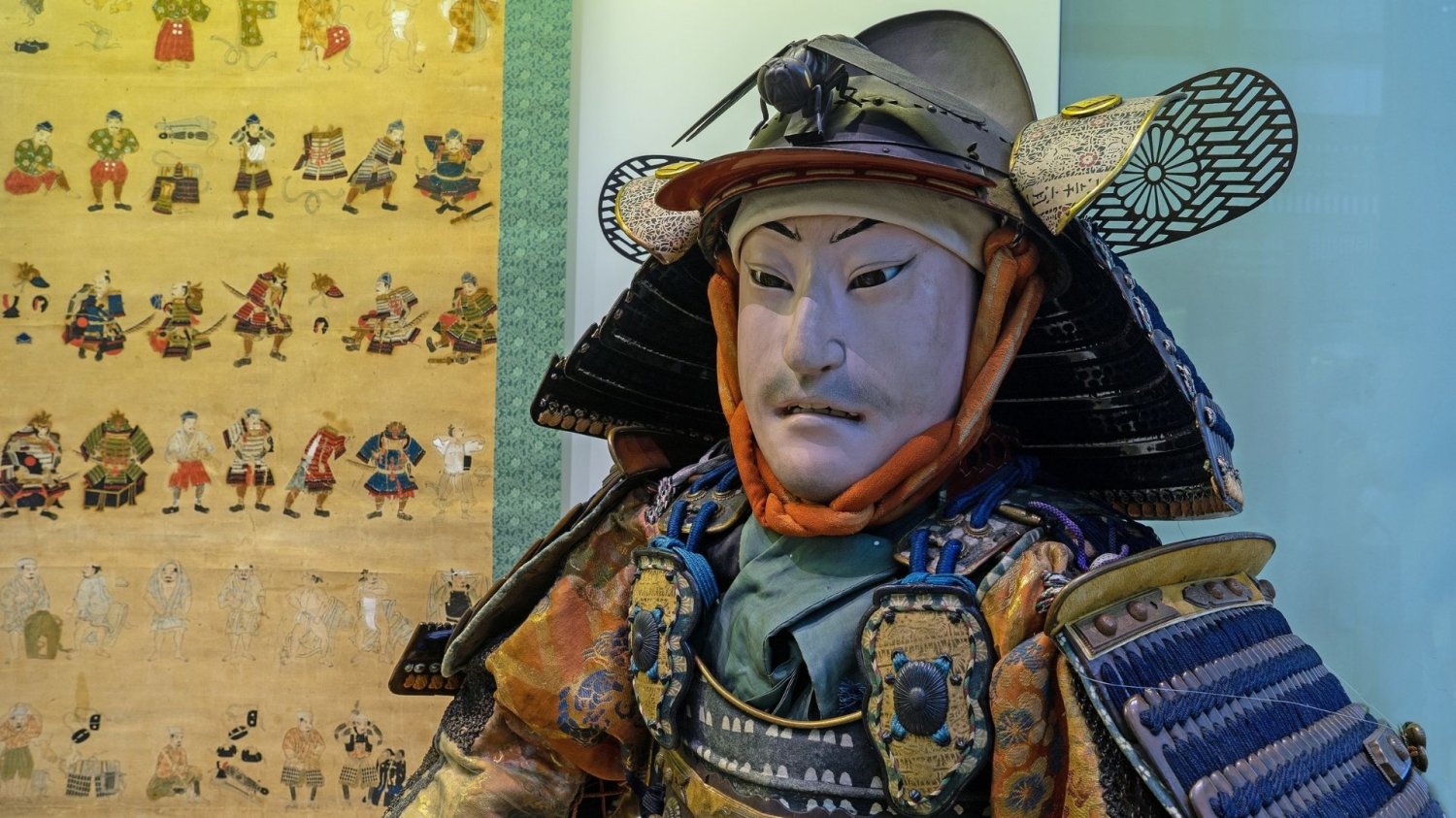 Niby Japonia, a jednak Kielce. Otwarto niezwykłe muzeum, które zwiedza się... na bosaka Zbroja samurajska z maską. To muzeum zaskakuje już przy wejściu. Buty trzeba zostawić za progiem