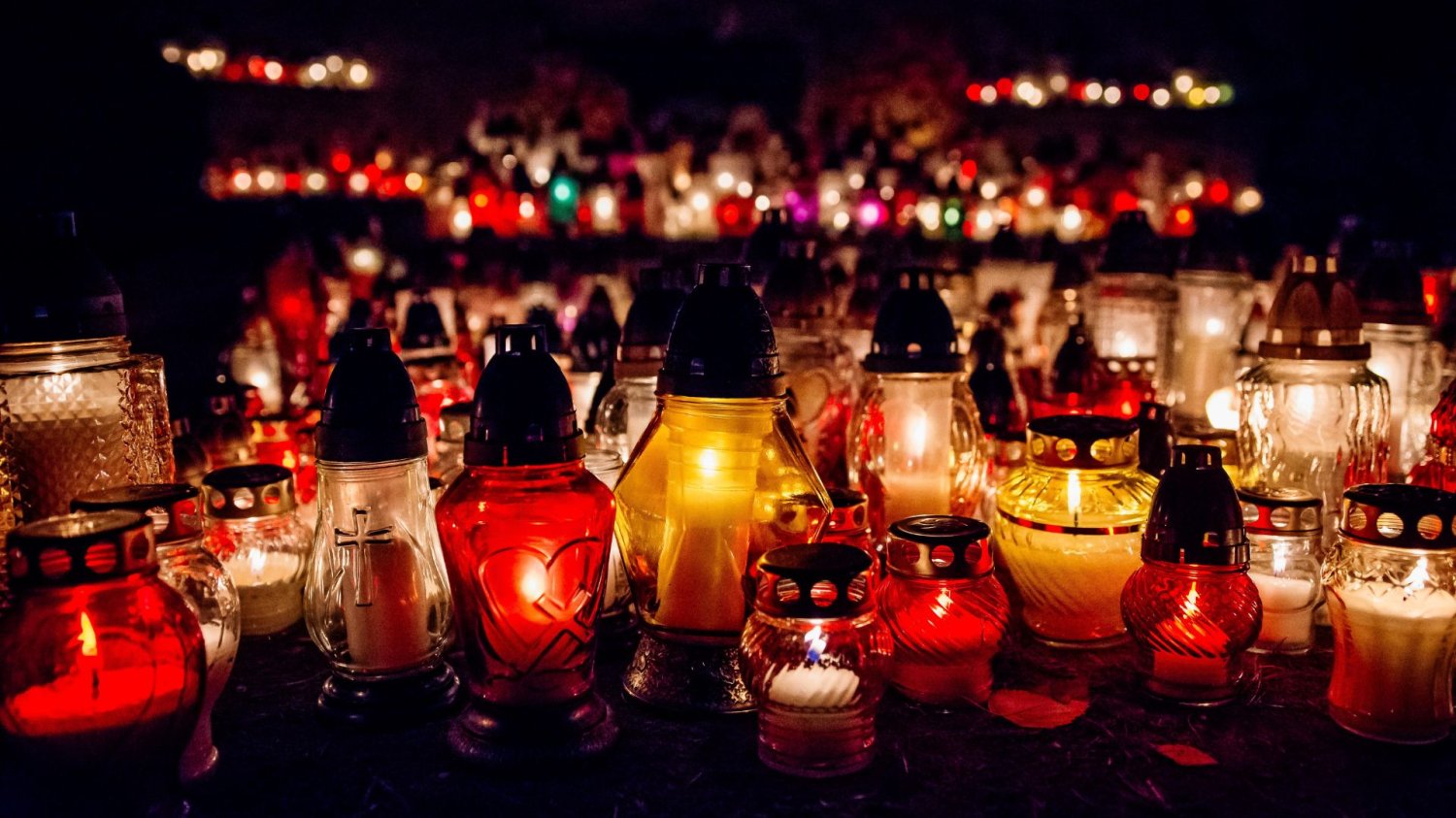 Polacy wydają na znicze ponad 700 mln zł. Ten rodzaj lampionu opłaca się najbardziej. znicze.