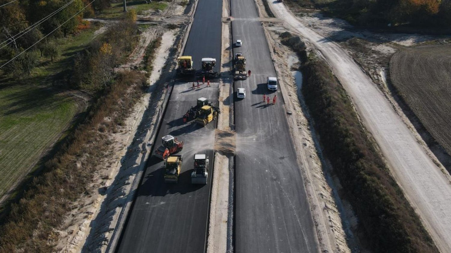 Kolejny krok do budowy S17 za 282 mln zł. Zapomnijcie o korkach i nerwach. maszyny wykonują roboty na drodze.