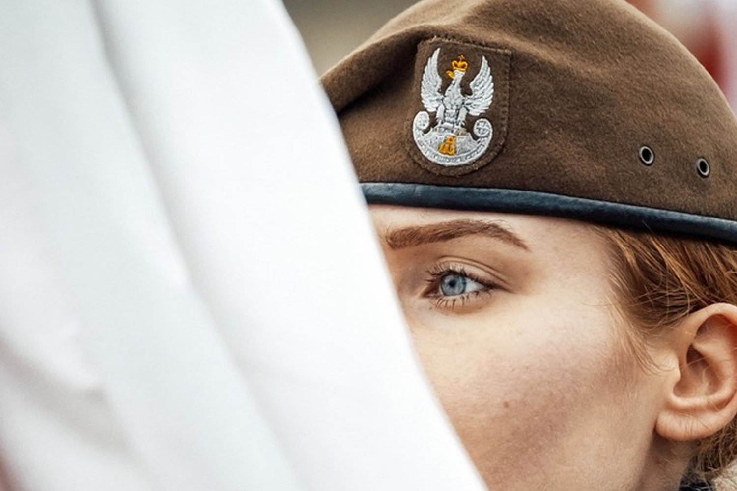 Co piąty terytorials to kobieta. Powód jest banalnie prosty i nikt się go nie spodziewał. Żołnierka WOT z flagą.