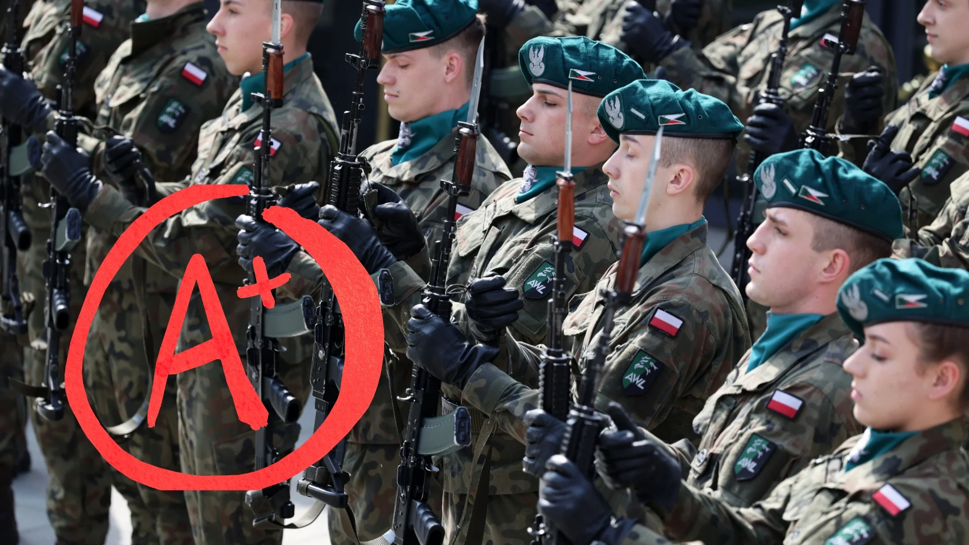 Żołnierze polscy stoją na baczność z karabinami.