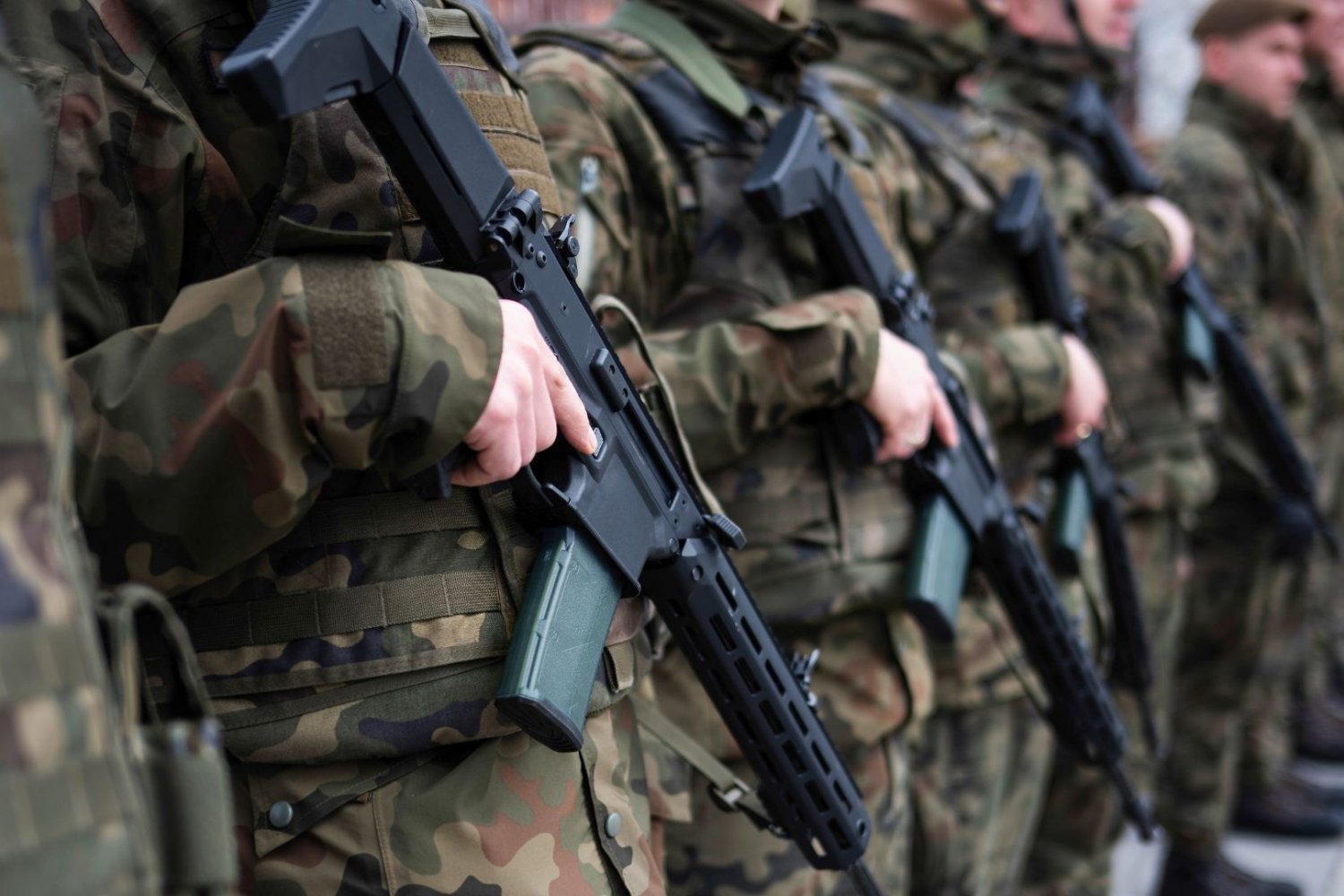 Żołnierze stojący w szeregu. Infrastrukturalny boom w NATO. Nowy plan obronny napędzi europejską gospodarkę