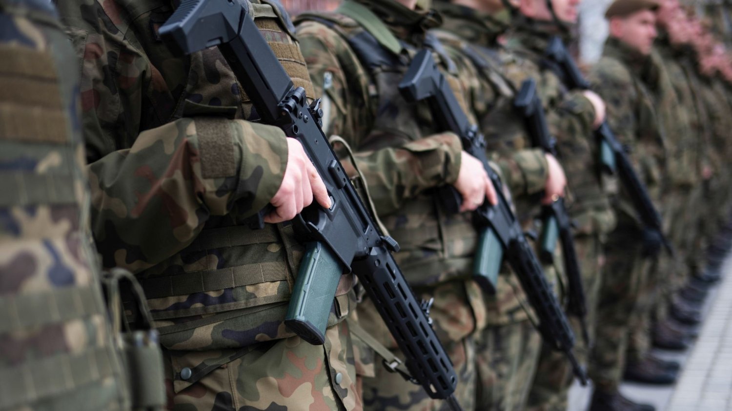 Miliardy NATO na drogi, tory i cyberbezpieczeństwo. Europa zyska miliony miejsc pracy Żołnierze stojący w szeregu. Infrastrukturalny boom w NATO. Nowy plan obronny napędzi europejską gospodarkę