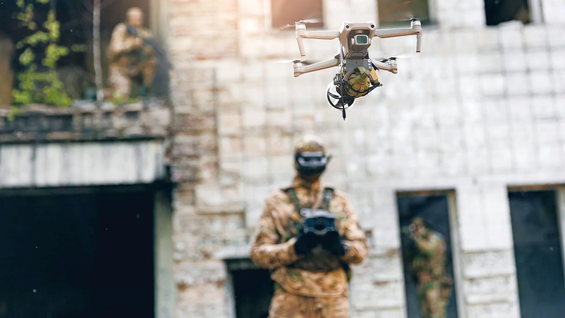 żołnierze z dronem