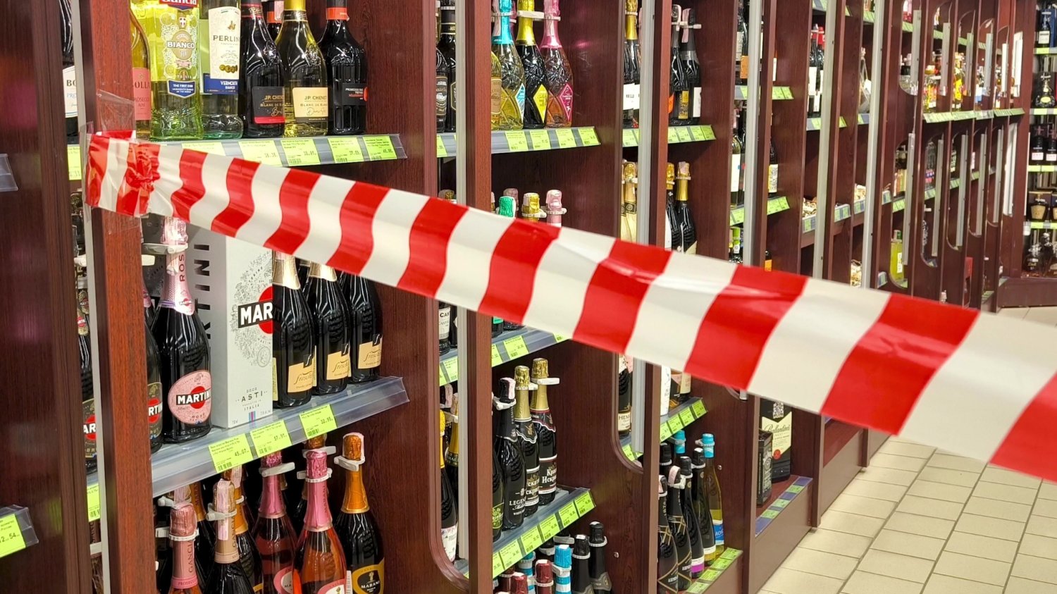 Dział w sklepie z alkoholem. Taśma blokująca wejście.