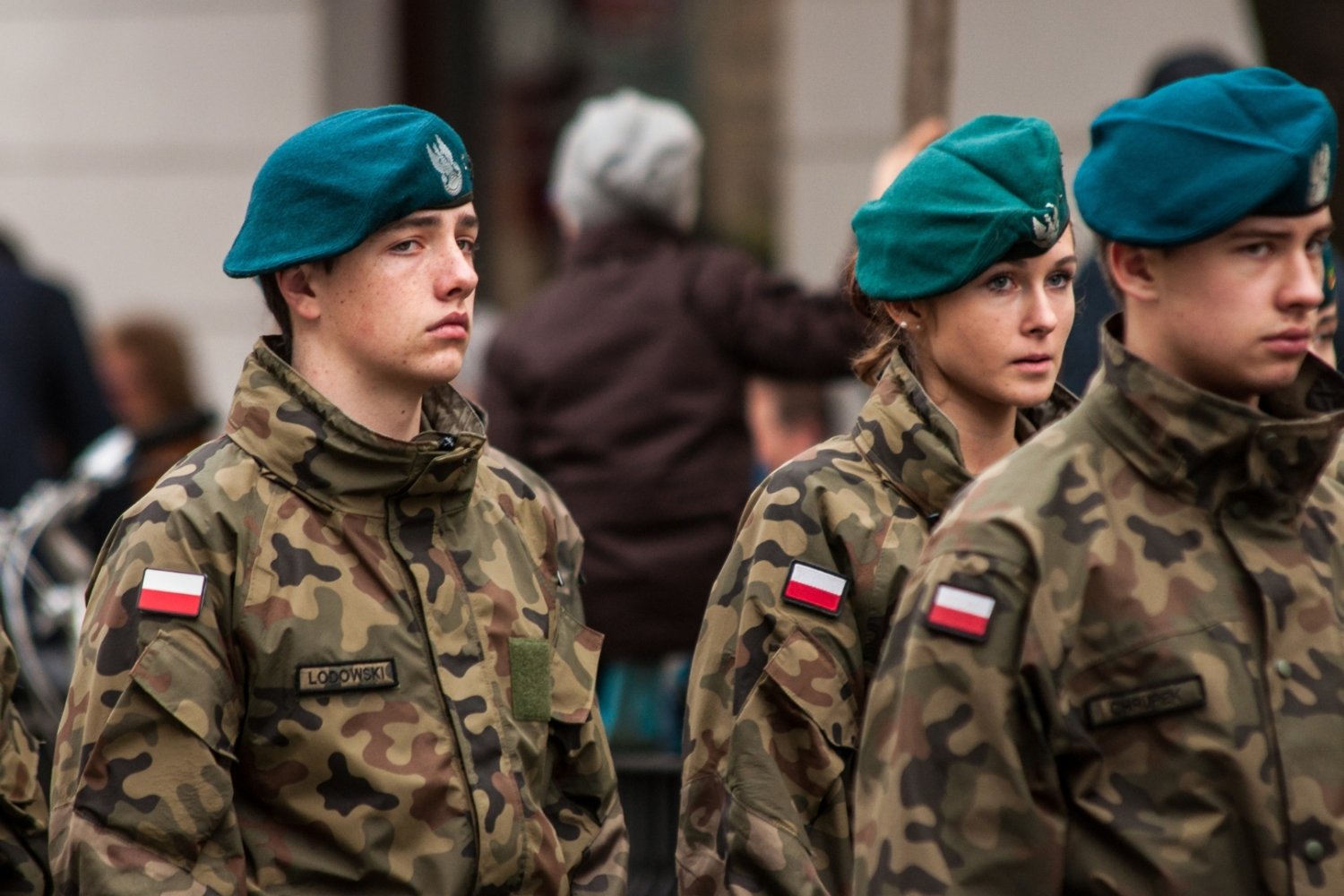 Wojsko wysyła Polakom karty mobilizacyjne. Sprawdź, co oznacza kolor na dokumencie Przemarsz wojsk ulicami miasta.